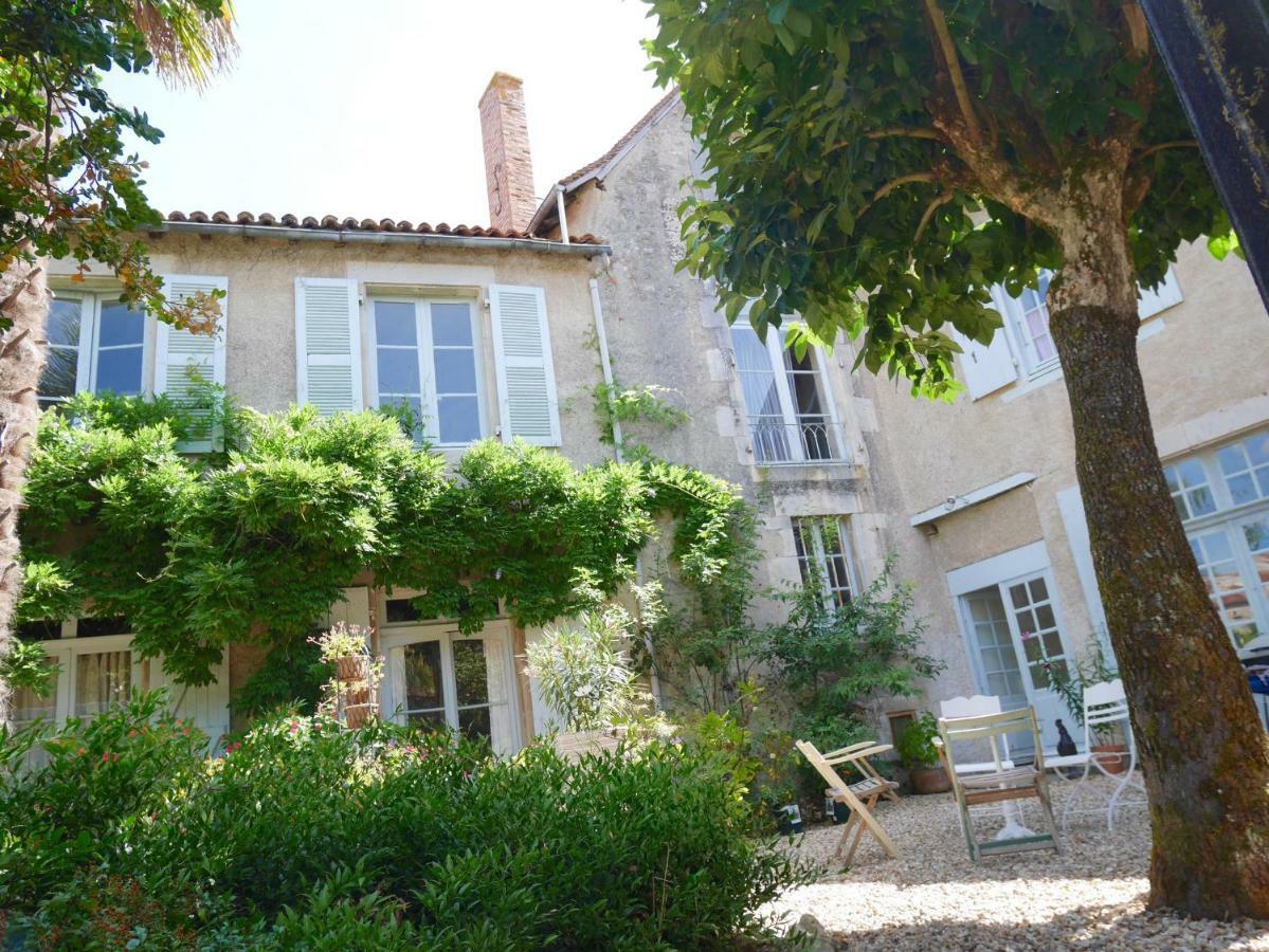 Bed and Breakfast L'Arbre D'Ange Montmorillon Exterior foto