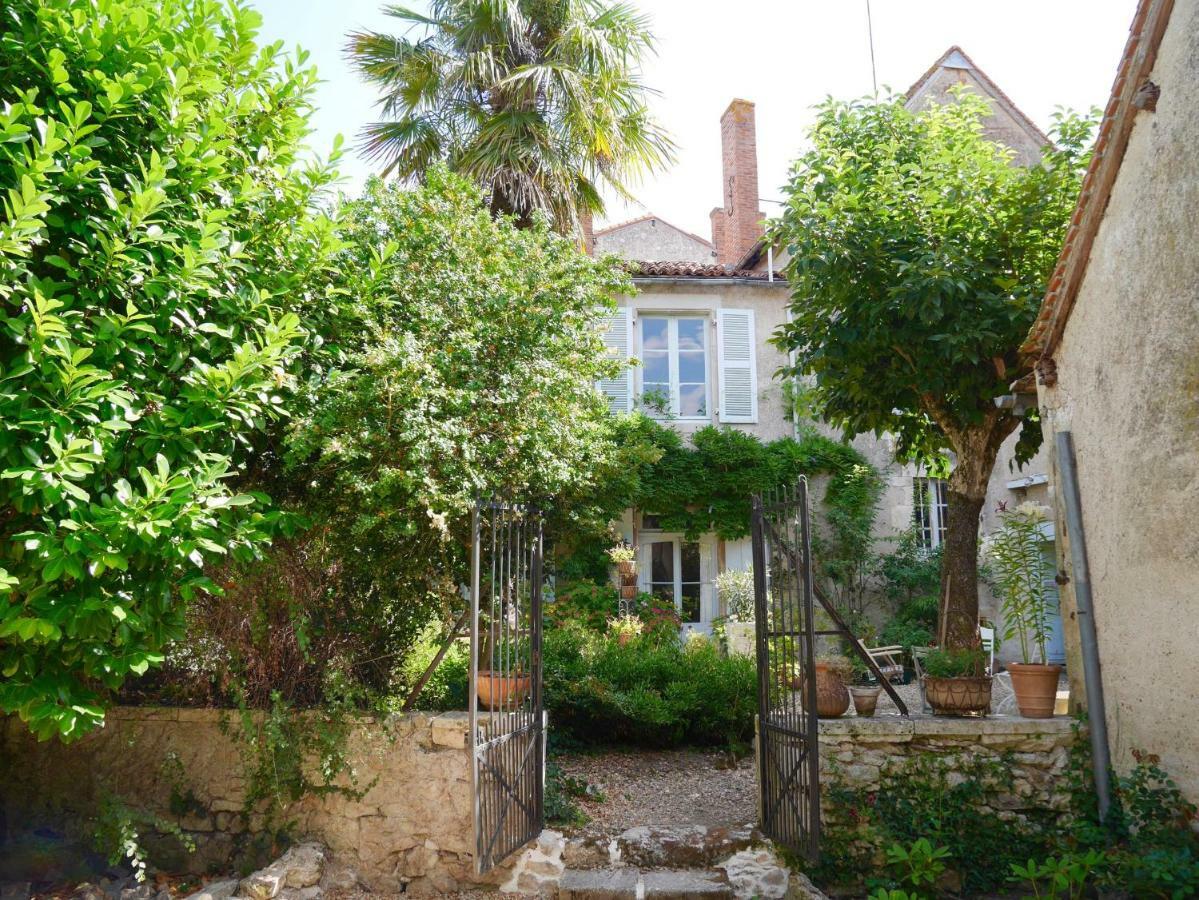 Bed and Breakfast L'Arbre D'Ange Montmorillon Exterior foto
